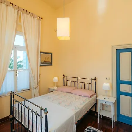 Captain's Mansion Exampela