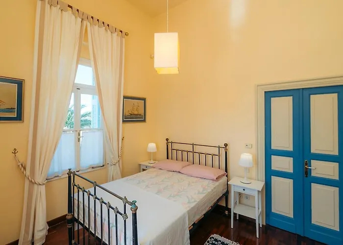 Captain's Mansion Exampela