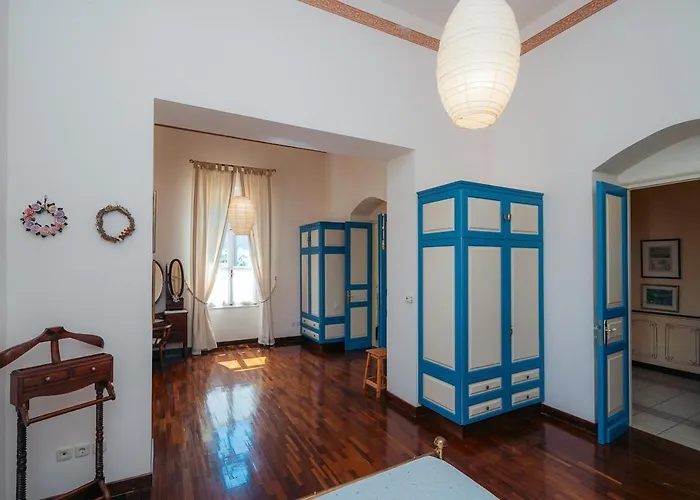 Captain's Mansion Exampela