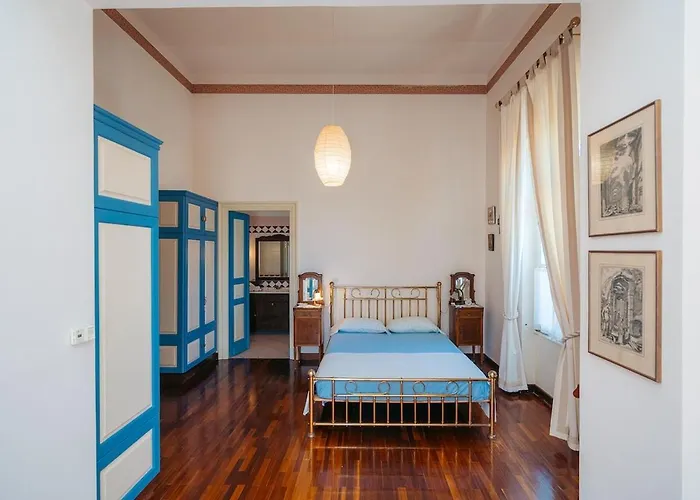 Captain's Mansion Exampela