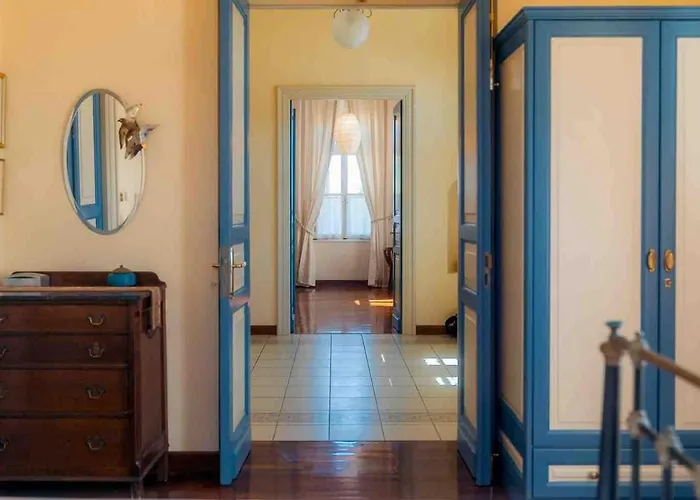 Captain's Mansion Exampela