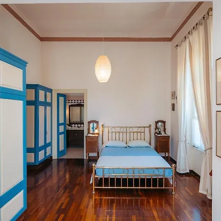 Captain's Mansion Exampela